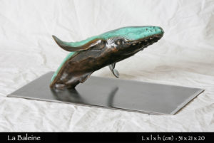 statue d'une baleine en bronze replongeant dans l'eau