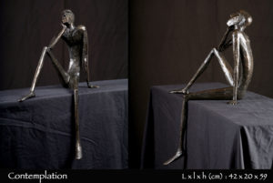 Personnage en bronze en contemplation