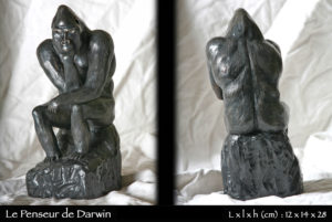 statue en bronze d'un gorille singeant la position du penseur de rodin