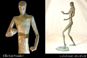 Personnages en bronze mettant son pied dans une flaque d'eau froide