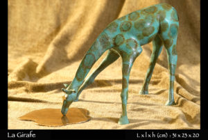 statue en bronze d'une girafe penchée entrain de boire dans une flaque