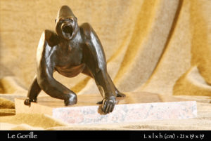 statue en bronze d'un gorille male intimidant