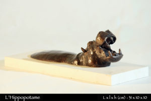 statue d'un hippopotame en bronze à moitié immergé dans l'eau et ouvrant la bouche