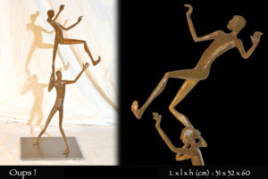 Personnages en bronze en équilibre sur les épaules