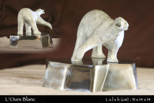 statue d'un ours blanc en bronze sur un iceberg en fer