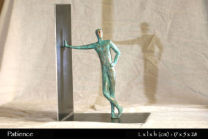 Personnage en bronze attendant patiemment