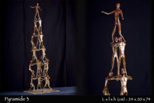 Pyramide humaine en bronze, castels