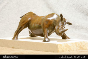 statue rhinocéros en bronze en attitude d'attaque