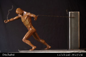 Homme en bronze se libérant de ses chaînes