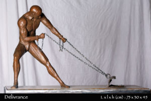 Homme en bronze tirant ses chaines pour s'évader
