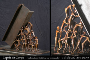 Personnages en bronze formant une pyramide pour soutenir un IPN