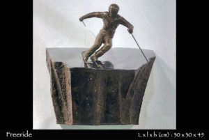 Skieur en bronze sautant d'une barre rocheuse