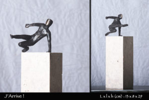 personnage en bronze sautant d'un pierre